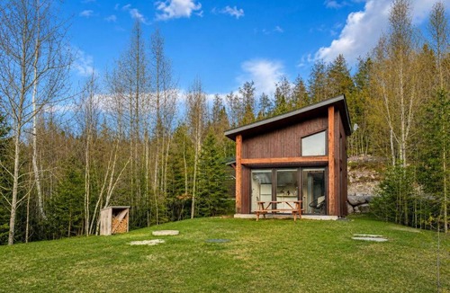 Sainte-Marguerite-du-Lac-Masson House | Peaceful Lake Chalet with Kayaks & BBQ & Fire Pit - Holiday Home
