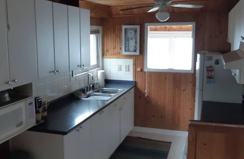 Hamilton Cottage | Peaceful retreat on the Shores of Lake Erie with access to the lake