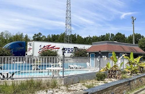 Ridgeway Hotel | Perfect for Couples Exploring Ridgeway | Seasonal Outdoor Pool & Free Parking