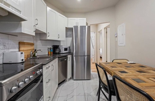 Cote-Des-Neiges—Notre-Dame-De-Grace Apartment | Perfect Stay in Montréal