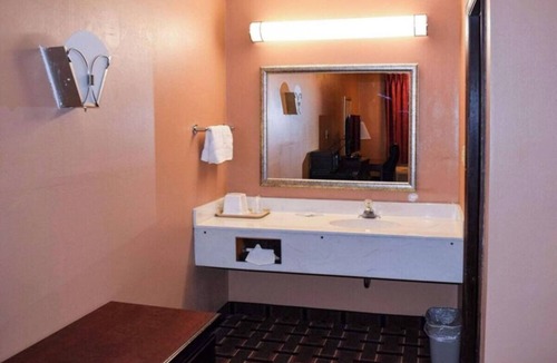 Richburg Hotel | Perfect Stop for Your Road Trip – Cozy Room w/Essential Comforts Near Highway