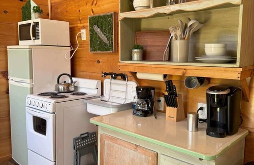Wilder Cabin | Perrywinkle's Retreat-Hidden Paradise Farms