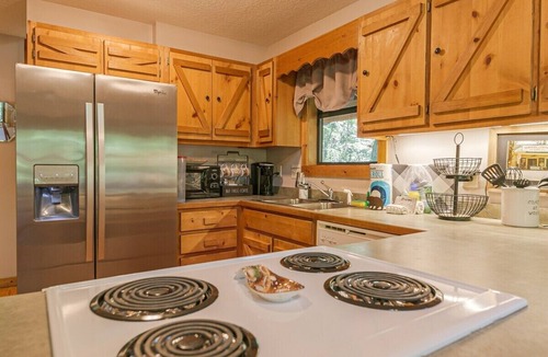 Cleveland House | Pet-friendly 3BR cabin near Helen, wineries, trails, and waterfalls Hiker's Paradise