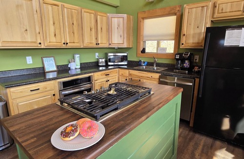 Sevierville Cabin | PET FRIENDLY! Amazing Mountain Views! Hot Tub, Pool Table, Gas grill, and quiet.