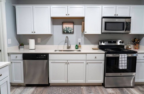 North Charleston House | Pet-Friendly Cottage Near Airport