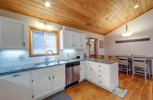 Spruce Pine Cabin | Pet-Friendly Cabin w/Fire Pit in Spruce Pine!