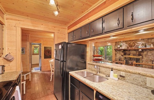 Beech Mountain Cabin | Pet Friendly, Fenced Yard, 3 Bedroom Cabin, Hot Tub, 3 Mi. to Beech Ski Resort!