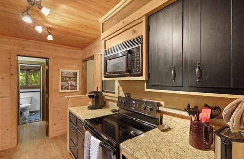 Beech Mountain Cabin | Pet Friendly, Fenced Yard, 3 Bedroom Cabin, Hot Tub, 3 Mi. to Beech Ski Resort!