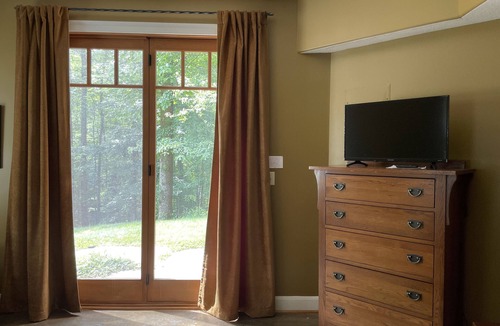 Arden Apartment | Pet Friendly One Bedroom Get Away, Close to Asheville