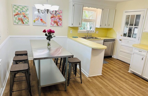 Folly Beach House | Pet Friendly Sleep 6 Fenced Yard - 2 Min Walk to Beach - Amazing Sunsets