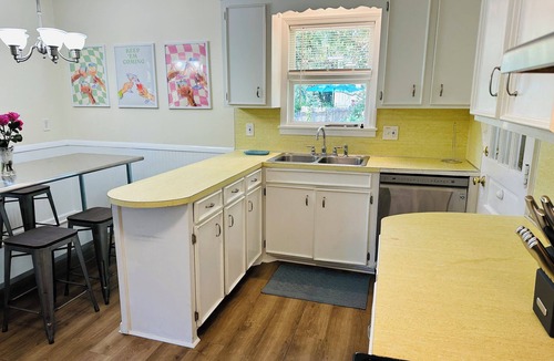 Folly Beach House | Pet Friendly Sleep 6 Fenced Yard - 2 Min Walk to Beach - Amazing Sunsets