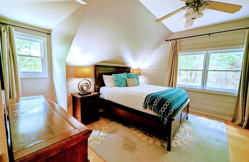 Dahlonega Hotel | Pet-Friendly Suite in North Georgia Mountains with Kitchen, Dining & Living Room