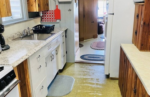 Gray Cottage | PET FRIENDLY WITH A SANDY BEACH AND DOCK