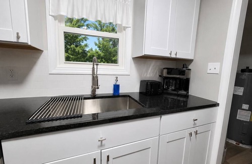 Statesville House | Pet-Friendly Wooded Retreat t3BR tMins to Downtown Statesville