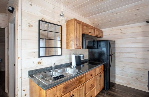 North Sebago Cabin | PHOEBE - RESORT WITH 12 PROPERTIES. NATURAL POND FOR SWIMMING.
