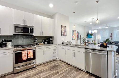 North Charleston House | Picasso: Luxury 4 bedroom in safe neighborhood~free parking~minutes to downtown