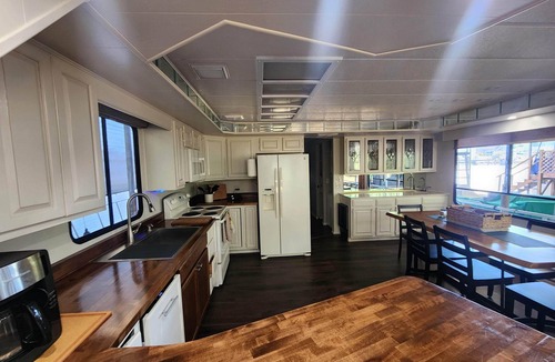 Downtown Knoxville Boat Rental | Pier D Lite 4 bdrm Houseboat on River Downtown Knoxville - walk to Univ. of TN