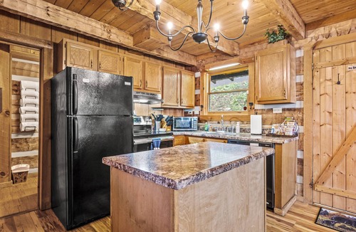 Pigeon Forge Cabin | Pigeon Forge Cabin, 6 Miles to Dollywood King & Queen beds Coffee Bar HotTub