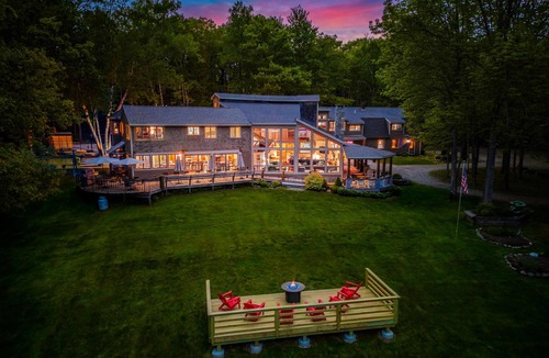 Northport House | Pine Lodge 11BR: Sleeps 34 - Group Getaway & Events