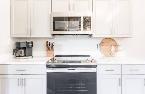Florence House | Pineapple House: Historic. Southern Charm. Walk Downtown.