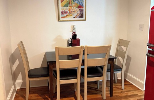 Enderly Park House | Plaid Pad - Stylish Modern Couples Retreat 12 mins to Airport & Downtown