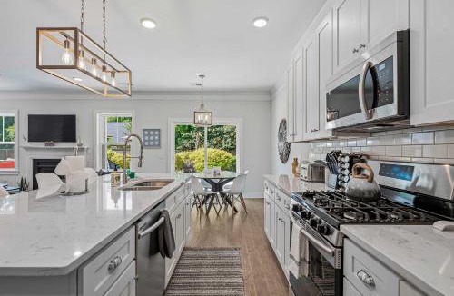 Scanlonville House | Pleasant Place Villa -Newly Built with Pool Close to downtown&beach