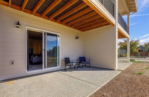 Gresham Apartment | PNW Home Base! Gresham Studio w/Patio