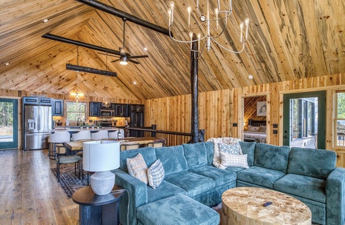 Mineral Bluff Cabin | POOL, 4 king en suites, mountain views, hot tub and LUXURY