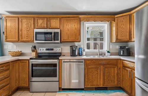 Lewiston House | Pool, Dream Home Gym, TV+Desk in Each Room, 85" TV, Games, 2 BKB Hoops, Fire Pit