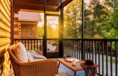 White Oak Lodge Cabin | Pool! Gym! Family favorite.enclosed patio. Hot tub, fireplace. No scary roads!