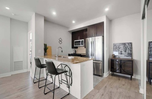 Downtown Mississauga Apartment | Pool, Gym & Sauna | CN Tower View Penthouse