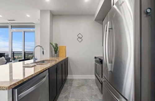 Downtown Mississauga Apartment | Pool, Gym & Sauna | CN Tower View Penthouse