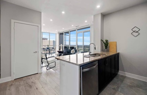 Downtown Mississauga Apartment | Pool, Gym & Sauna | CN Tower View Penthouse