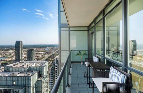 Downtown Mississauga Apartment | Pool, Gym & Sauna | CN Tower View Penthouse