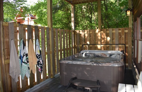 Pigeon Forge Cabin | Pool in back! -2x King Suites -120in Projection -Pool Table -HotTub -Easy Access