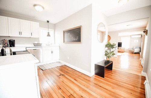 East Bayside Apartment | PORTLAND PENINSULA-SPACIOUS WALKABLE EAST END SPOT