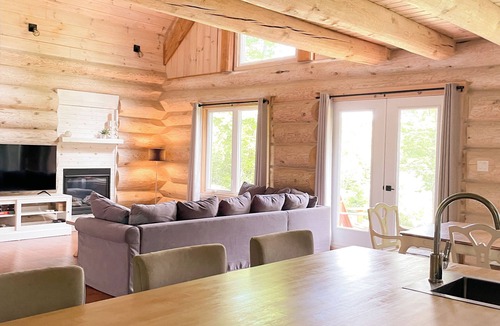 Montebello Ski Chalet | Premium log cabin, peaceful cozy retreat in nature, nearby Golf Montebello