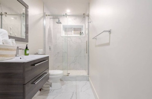 Cote-Des-Neiges—Notre-Dame-De-Grace Apartment | Prime Downtown Spot | Easy Access