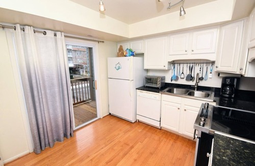 Northeast Virginia Beach Condo | Prime Location 1-1/2 Blks from Beach/Luxury Condo/Private Garage NEPTUNE'S NOOK