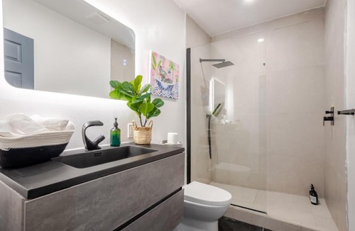 Shaughnessy Village Apartment | Prime Location Charming 4BR in Downtown MTL