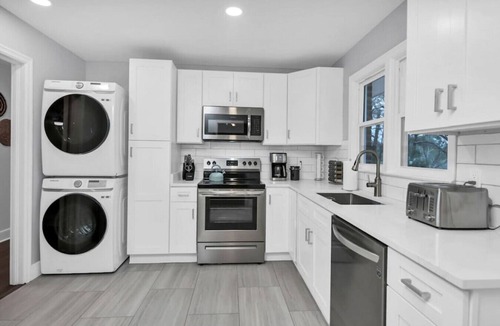 Columbia House | Pristine 3BR | Centrally located & Pet Friendly