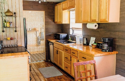 Spruce Pine Cabin | Private 3 Bed Lodge, Hot Tub, 1 mile from Blue Ridge Highway, Giant Jenga