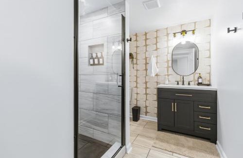 Dallas House | Private Double Room with Shared Bathroom