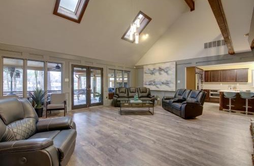 Ellendale House | Private & Spacious Lakefront Home in Memphis!