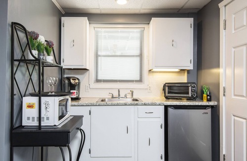 Donelson Apartment | Private Studio Near Opryland No Stairs, Park By Your Door.