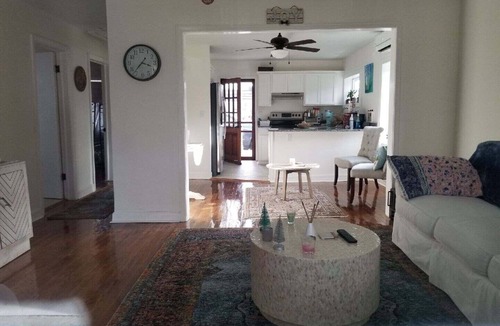 Abingdon Cottage | Quaint Abingdon Cottage Downtown 420 East Valley Street