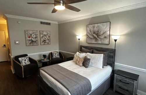 Sheffield Park Apartment | Quaint Mins to Atrium Health & Panthers Stadium