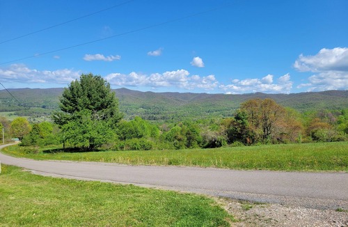 Johnson County Cabin | Quiet 2-bedroom mountain cabin overlooking Shady Valley