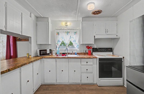Maple Hill House | Quiet 2BR Retreat, Sleeps 4, Near Beaches & Nature