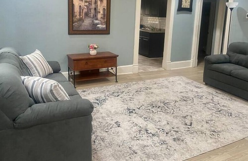 Columbia House | Quiet, Cozy, Walk to eateries!